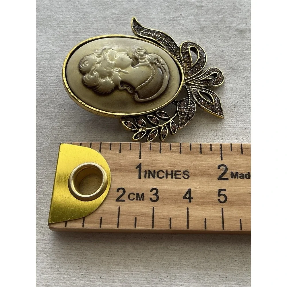 vintage-inspired gold-tone cameo brooch Beige Profile Estate Jewelry